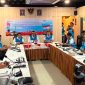 Suasana Direktur Utama PLN, Darmawan Prasodjo, saat memimpin rapat koordinasi siaga bencana Flores, Nusa Tenggara Timur, sekaligus melakukan konferensi pers di PLN Unit Pelayanan Pelanggan Flores Bagian Barat, Manggarai Barat, pada Sabtu malam (15/8). Darmawan menyampaikan bahwa PLN melakukan pengamanan secara menyeluruh terhadap sistem kelistrikan nasional guna mendukung seluruh rangkaian peringatan Hari Ulang Tahun (HUT) ke-81 Kemerdekaan Republik Indonesia (RI).
