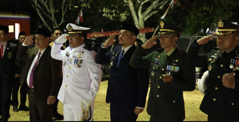 Bupati Tanah Bumbu Andi Rudi Latif menghadiri Apel Renungan Suci dan Ziarah Makam Pahlawan dalam rangka menyambut HUT Ke-81 Kemerdekaan Republik Indonesia. (Foto: Istimewa)