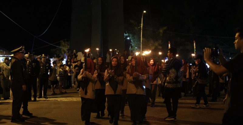 Malam kemerdekaan diwarnai pelaksanaan pawai obor dan apel penetapan waktu (Taptu) yang melibatkan unsur Forkopimda, pemerintah daerah, TNI, Polri, Pelajar, masyarakat. (Foto: Istimewa)