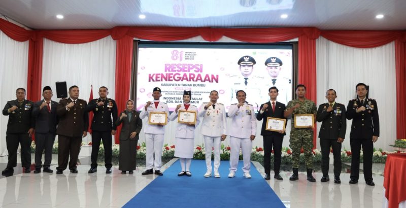 Bupati Tanah Bumbu, Andi Rudi Latif memberikan apresiasi kepada Anggota Pasukan Pengibar Bendera Pusaka (Paskibraka) Angkatan 23 Tahun 2026. (Foto: Istimewa)