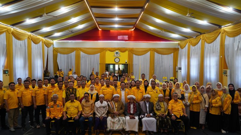 Foto bersama pengurus DPD Partai Golkar Kalsel dengan sejumlah ulama yang tergabung dalam Dewan Pakar Partai Golkar kalsel. (Foto: Istimewa)