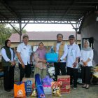 Badan Penanggulangan Bencana Daerah (BPBD) menyalurkan bantuan kepada korban kebakaran di Desa Selaselilau, Kecamatan Karang Bintang. (Foto: Istimewa)