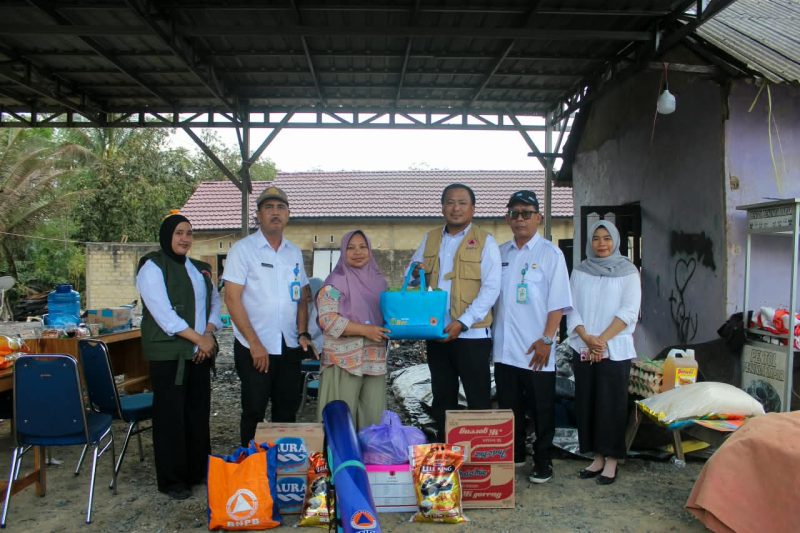 Badan Penanggulangan Bencana Daerah (BPBD) menyalurkan bantuan kepada korban kebakaran di Desa Selaselilau, Kecamatan Karang Bintang. (Foto: Istimewa)