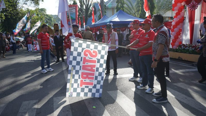 Pelepasan peserta karnaval dalam rangka memeriahkan HUT RI Ke-81 di Kabupaten Kotabaru. (Foto: Istimewa)