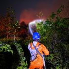Personel PLN UPT Palangkaraya melakukan pemadaman dan penanganan Karhutla di wilayah Kasongan sebagai upaya mendukung pencegahan meluasnya kebakaran di sekitar wilayah kerja.