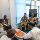 Perwakilan Managemen UIP3B Kalimantan, Manager Komunikasi & TJSL, Rizki Sandiaribaya (Berkacamata) bersama YBM PLN dan Srikandi PLN, berdiskusi dengan jajaran BPBD Kota Banjarbaru terkait dukungan PLN bagi masyarakat dalam menghadapi dampak Karhutla.