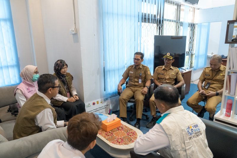 Perwakilan Managemen UIP3B Kalimantan, Manager Komunikasi & TJSL, Rizki Sandiaribaya (Berkacamata) bersama YBM PLN dan Srikandi PLN, berdiskusi dengan jajaran BPBD Kota Banjarbaru terkait dukungan PLN bagi masyarakat dalam menghadapi dampak Karhutla.