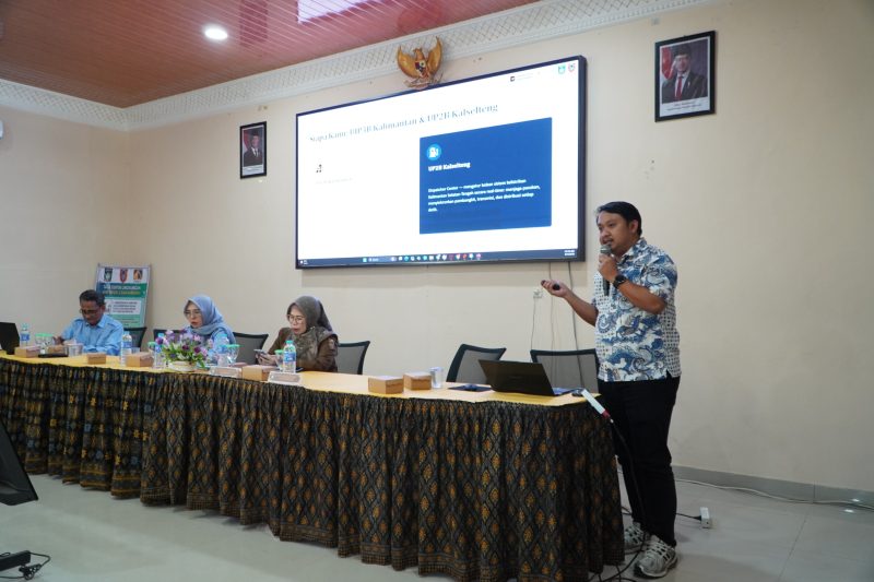 Assistant Manager Perencanaan PLN UP2B Kalselteng, Arif Yoga Fitranto, menyampaikan materi dalam Workshop Pembelajaran Berbasis Proyek Industri di SMKN 2 Banjarbaru.