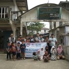 Perwakilan YBM dan PIKK PLN UPT Pontianak bersama anak-anak Panti Asuhan Nurul Amal dalam rangkaian kegiatan berbagi dan silaturahmi.