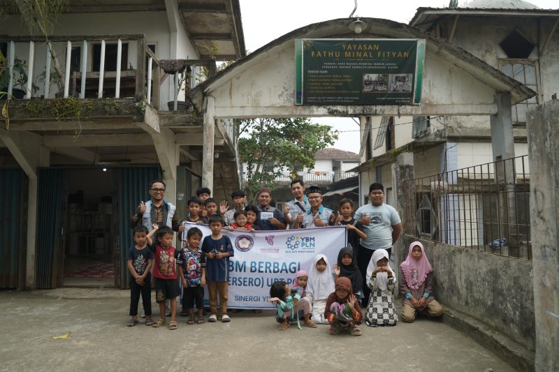Perwakilan YBM dan PIKK PLN UPT Pontianak bersama anak-anak Panti Asuhan Nurul Amal dalam rangkaian kegiatan berbagi dan silaturahmi.