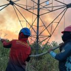 PLN UP2B Kalbar bersama Srikandi PLN dan YBM PLN berfoto bersama usai menyalurkan bantuan perlengkapan dan logistik bagi petugas Karhutla di Kalimantan Barat.
