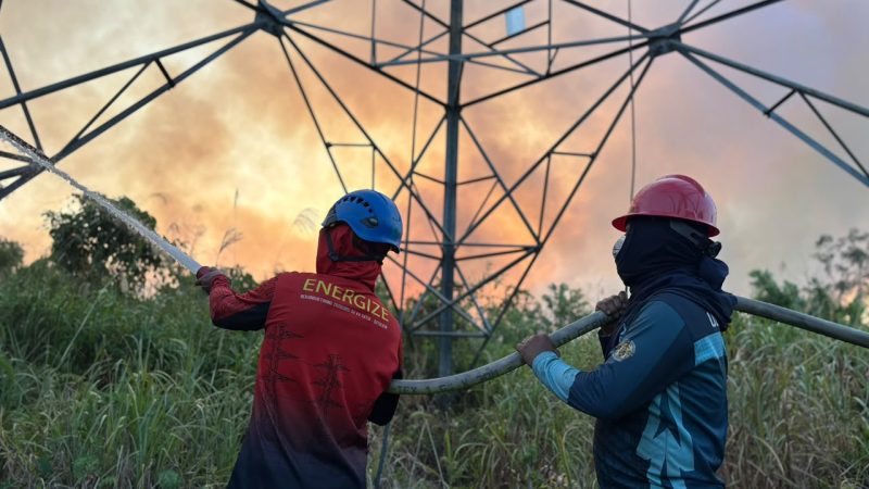 PLN UP2B Kalbar bersama Srikandi PLN dan YBM PLN berfoto bersama usai menyalurkan bantuan perlengkapan dan logistik bagi petugas Karhutla di Kalimantan Barat.