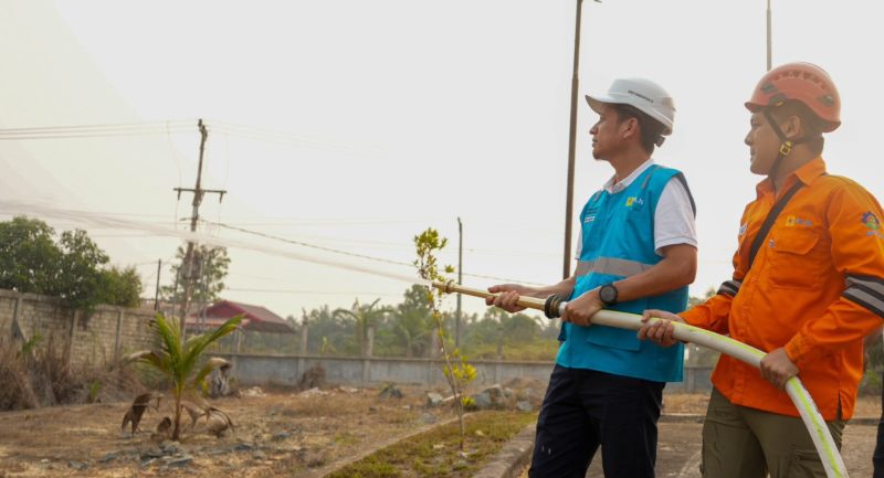 General Manager PLN UIP3B Kalimantan, Riko Ramadhano Budiawan, bersama personel PLN melakukan penanganan Karhutla di sekitar aset transmisi di Kalimantan Tengah, 14–15 September 2026.