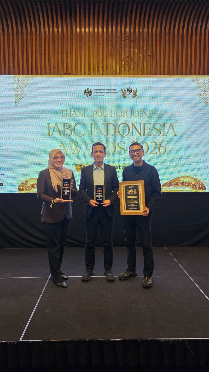 General Manager, SRM KKU, dan Manager Komunikasi & TJSL PLN UIP3B Kalimantan berfoto bersama usai menerima penghargaan IABC Indonesia Awards 2026.