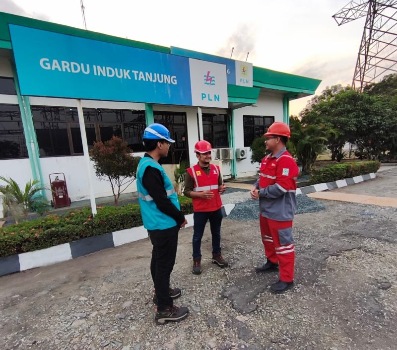 Tim melakukan briefing dan pengecekan kesiapan sebelum melaksanakan pemeliharaan kWh meter transaksi serta perbaikan sistem AMR di Trafo 2 dan Trafo 3 GI Barikin. (Foto: Istimewa)