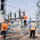 Tim PLN UP2B Kalselteng melaksanakan pekerjaan dan pemantauan perangkat di area Gardu Induk (GI) Cempaka 70 sebagai bagian dari proses upgrade Remote Station pada Bay Line arah Ulin 2.