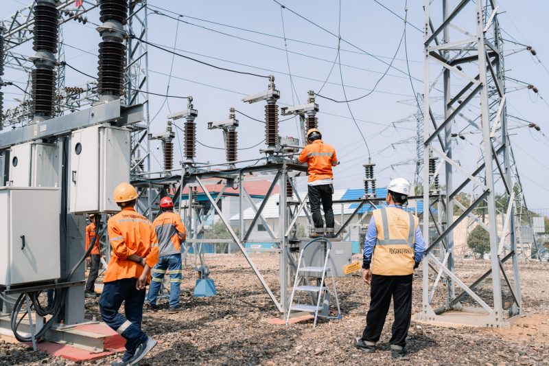 Tim PLN UP2B Kalselteng melaksanakan pekerjaan dan pemantauan perangkat di area Gardu Induk (GI) Cempaka 70 sebagai bagian dari proses upgrade Remote Station pada Bay Line arah Ulin 2.