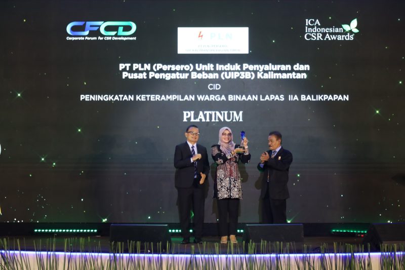 Senior Manager Keuangan, Komunikasi dan Umum PLN UIP3B Kalimantan, Endah Trianingtiyas, menerima penghargaan Platinum pada ajang Indonesian SDGs Awards (ISDA) 2026 melalui program Pemanfaatan Fly Ash dan Bottom Ash (FABA) untuk Pengembangan Keterampilan Warga Binaan Lembaga Pemasyarakatan Kelas IIA Balikpapan.