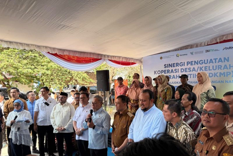 Menteri Koordinator Bidang Pangan,  Zulkifli Hasan (kelima dari kanan) saat melakukan pemantauan operasionalisasi Koperasi Desa/Kelurahan Merah Putih (KDKMP) di Baki, Sukoharjo, Jawa Tengah, Selasa (13/10). Sebagai salah satu program unggulan Presiden Republik Indonesia, KDKMP diharapkan menjadi wadah pengembangan ekonomi kerakyatan di tingkat desa dan kelurahan yang memberikan manfaat langsung bagi masyarakat.