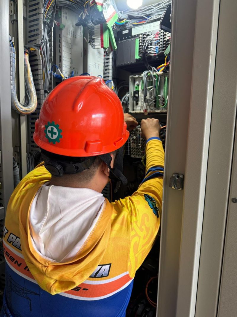 PLN UPT Palangkaraya melakukan pemasangan dan pengaturan perangkat proteksi Relay Line Current Differential (LCD) pada panel proteksi transmisi untuk meningkatkan kecepatan deteksi gangguan dan menjaga keandalan sistem kelistrikan di Kalimantan Tengah.