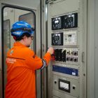 Petugas PLN UP2B Kalimantan Barat melakukan pemeriksaan dan pemeliharaan perangkat proteksi sebagai upaya menjaga kesiapan aset dan mendukung keandalan sistem kelistrikan di Kalimantan Barat.