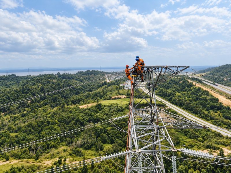 Tim PDKB PLN UPT Balikpapan melakukan penggantian isolator pada Tower 27 jalur transmisi Karang Joang–Kariangau dengan menerapkan prosedur keselamatan kerja.