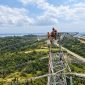 Tim PDKB PLN UPT Balikpapan melakukan penggantian isolator pada Tower 27 jalur transmisi Karang Joang–Kariangau dengan menerapkan prosedur keselamatan kerja.
