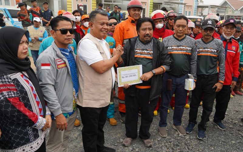 Wakil Menteri UMKM RI, Helvi Yuni Moraza, saat menyerahkan bantuan untuk relawan Karhutla. (Foto: Istimewa)