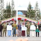 Penyerahkan penghargaan secara simbolis kepada tiga pemuda berprestasi tingkat provinsi dari Kabupaten Tanah Bumbu. (Foto: Istimewa)