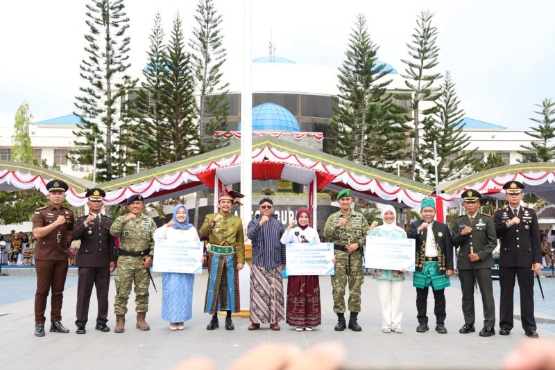 Penyerahkan penghargaan secara simbolis kepada tiga pemuda berprestasi tingkat provinsi dari Kabupaten Tanah Bumbu. (Foto: Istimewa)