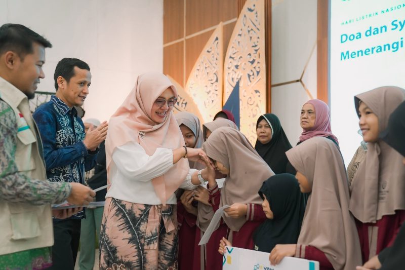 Senior Manager Keuangan, Endah Trianingtiyas Komunikasi dan Umum PLN UIP3B Kalimantan menyerahkan santunan kepada anak yatim dalam rangkaian kegiatan Doa dan Syukur 81 Tahun Menerangi Negeri untuk memperingati Hari Listrik Nasional ke-81. (Foto: Istimewa)