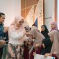 Senior Manager Keuangan, Endah Trianingtiyas Komunikasi dan Umum PLN UIP3B Kalimantan menyerahkan santunan kepada anak yatim dalam rangkaian kegiatan Doa dan Syukur 81 Tahun Menerangi Negeri untuk memperingati Hari Listrik Nasional ke-81. (Foto: Istimewa)