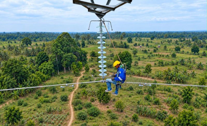 Petugas PLN saat melakukan pemeliharaan kelistrikan pada Saluran Udara Tegangan Tinggi (SUTT) 150 kilovolt (kV) Sarolangun-Muara Rupit untuk meningkatkan keandalan pasokan listrik bagi masyarakat.