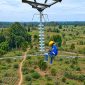 Petugas PLN saat melakukan pemeliharaan kelistrikan pada Saluran Udara Tegangan Tinggi (SUTT) 150 kilovolt (kV) Sarolangun-Muara Rupit untuk meningkatkan keandalan pasokan listrik bagi masyarakat.
